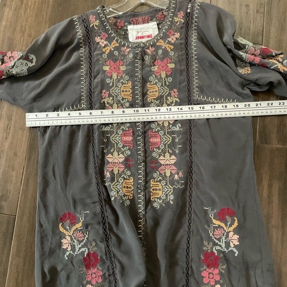 Johnny Was Biya Silk XS Gray Multicolored Embroidered Boho Button Front Blouse - Picture 6 of 7